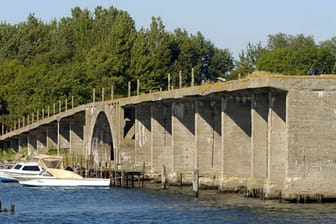 Am Hafen von Wiek liegt die historische Kreidebrücke.