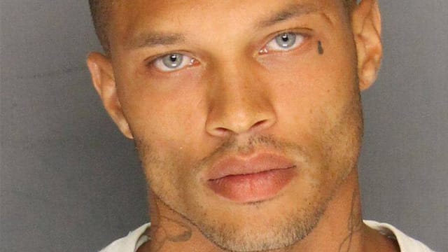 Begeistert insbesondere die weiblichen Facebook-Mitglieder: der Serienverbrecher Jason M. aus Stockton im US-Bundesstaat Kalifornien. Begeistert insbesondere die weiblichen Facebook-Mitglieder: der Serienverbrecher Jason M. aus Stockton im US-Bundesstaat Kalifornien.