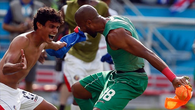 Grenzenloser Jubel bei den Spielern von Costa Rica nach dem Sieg gegen Italien.