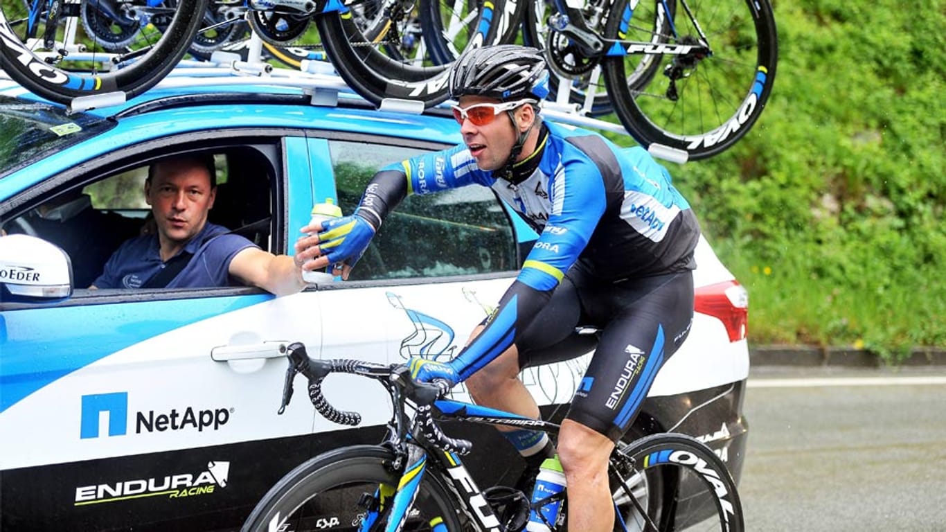 Starker Mann: Sportdirektor Enrico Poitschke, hier am Steuer des Teamfahrzeuges, steht mit NetApp-Endura vor der Tour-Premiere.