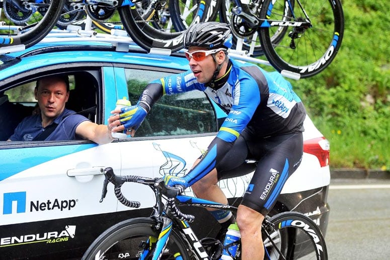 Starker Mann: Sportdirektor Enrico Poitschke, hier am Steuer des Teamfahrzeuges, steht mit NetApp-Endura vor der Tour-Premiere.