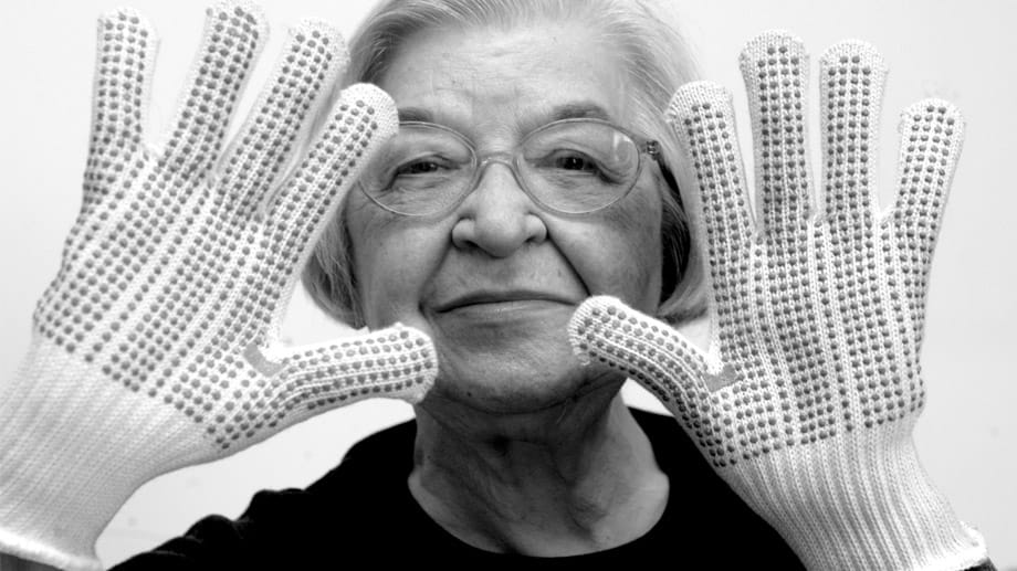 "Wahre Pionierin für Frauen in Naturwissenschaften": Stephanie Kwolek mit Kevlar-Handschuhen.