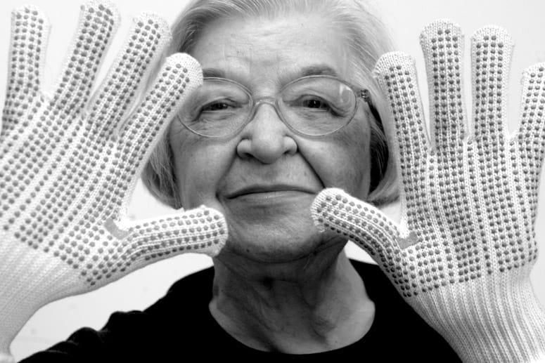 "Wahre Pionierin für Frauen in Naturwissenschaften": Stephanie Kwolek mit Kevlar-Handschuhen.