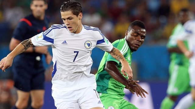 Bosniens Muhamed Besic (li.) gegen Nigeria in Aktion