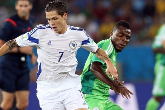 Bosniens Muhamed Besic (li.) gegen Nigeria in Aktion