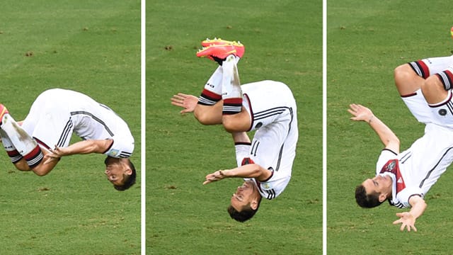 Endlich wieder Salto à la Miro: Klose feiert seinen 15. WM-Treffer.