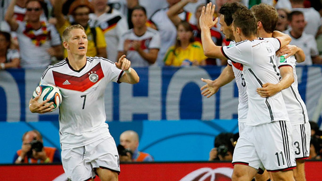 Bastian Schweinsteiger (li.) und Miroslav Klose gaben dem Spiel der deutschen Nationalmannschaft neue Impulse.