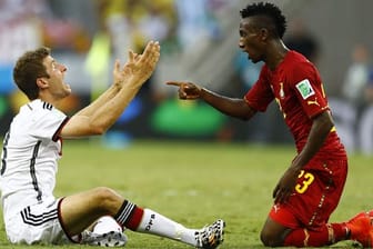 Thomas Müller (li.) und Ghanas Harrison Afful geraten nach einem Zweikampf aneinander.