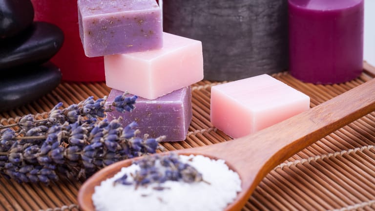 Der Duft des Lavendel wird heute oft zur Herstellung von Seife oder Badezusätzen verwendet.