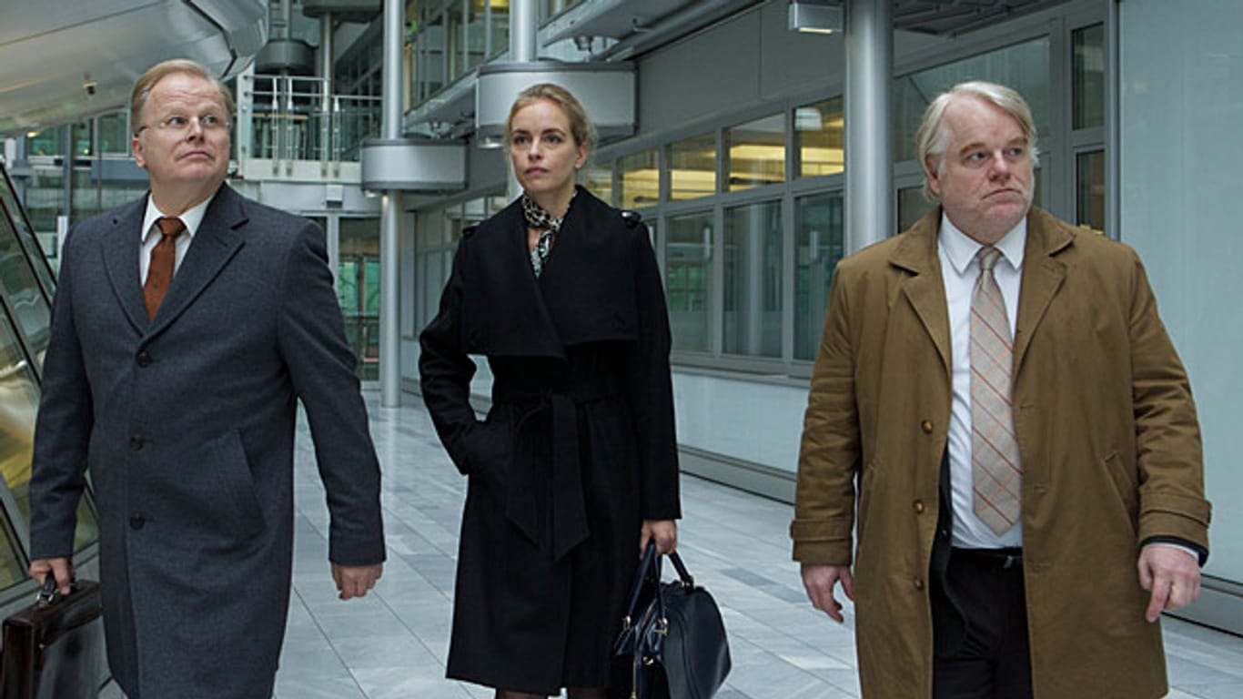 Herbert Grönemeyer, Nina Hoss und der im Februar 2014 verstorbene Philip Seymour Hoffman in einer Filmszene aus "A Most Wanted Man".