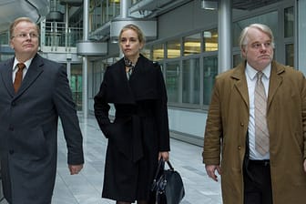 Herbert Grönemeyer, Nina Hoss und der im Februar 2014 verstorbene Philip Seymour Hoffman in einer Filmszene aus "A Most Wanted Man".