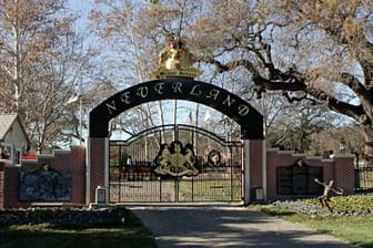 Von außen sieht die Michael Jacksons Neverland Ranch aus wie früher, als sei die Zeit stehengeblieben.