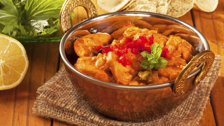 Currys sind würzige Eintöpfe mit viel Soße und werden meist mit Reis serviert.