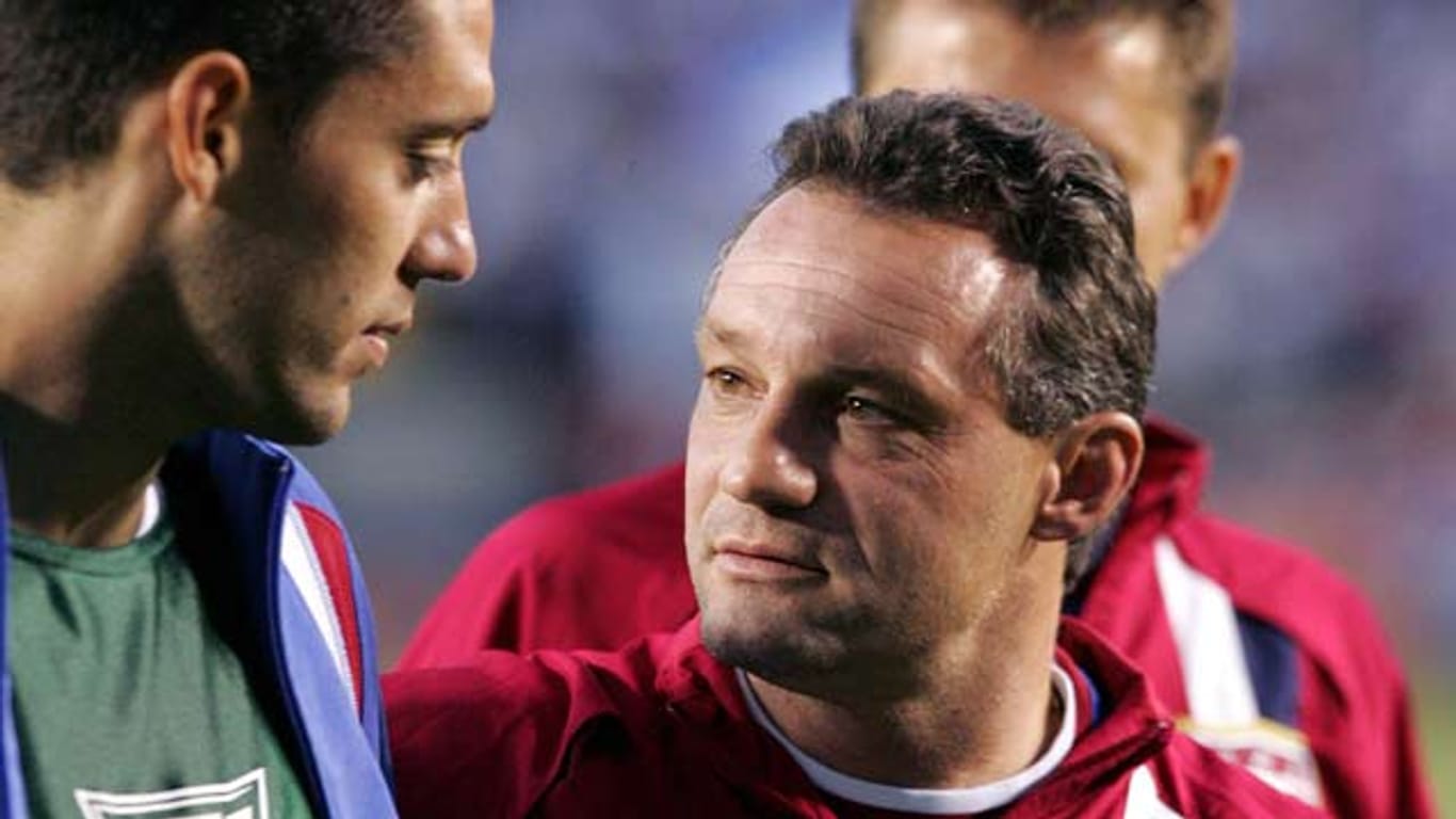 Peter Nowak (re.) - im Gespräch mit Clint Dempsey - arbeitete von 2005 bis 2007 als Co-Trainer der US-Nationalmannschaft.