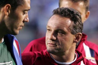 Peter Nowak (re.) - im Gespräch mit Clint Dempsey - arbeitete von 2005 bis 2007 als Co-Trainer der US-Nationalmannschaft.
