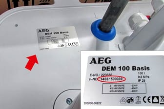 Das Typenschild des DEM Basis befindet sich auf der Unterseite des Geräts.