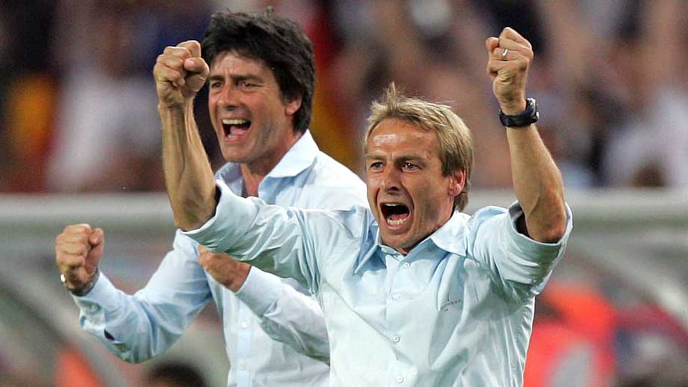 Bei der WM 2006 noch Seite an Seite: der damalige Bundestrainer Jürgen Klinsmann (re.) mit seinem Assistenten Joachim Löw.