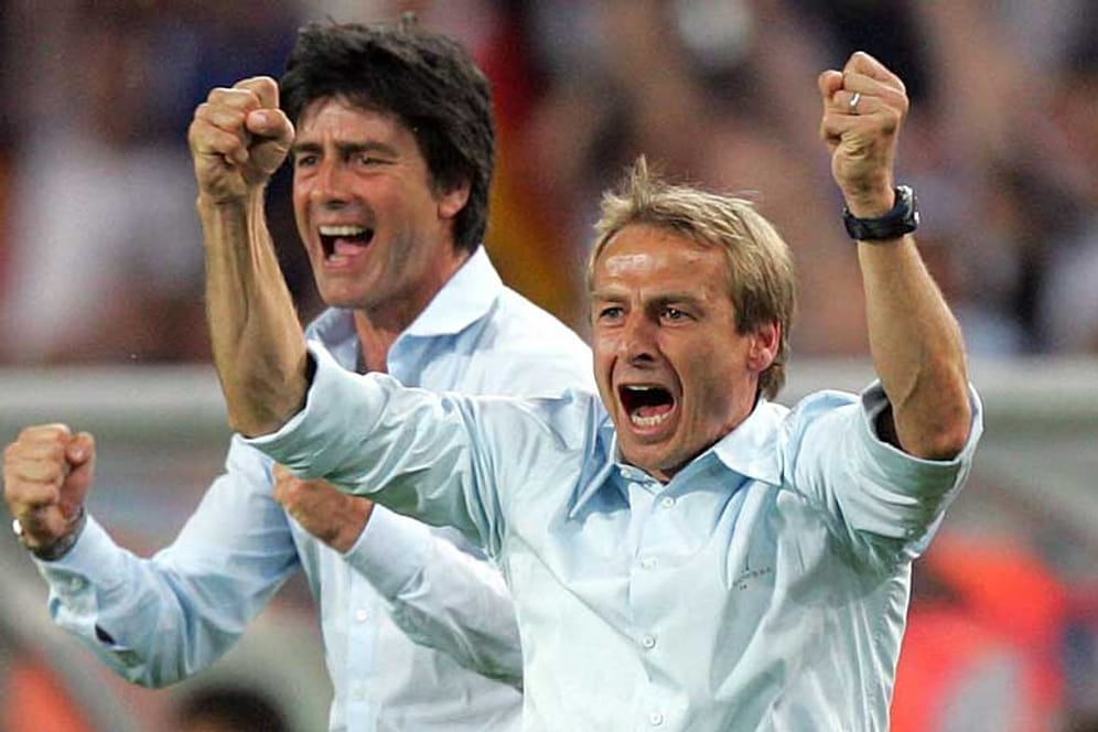 Bei der WM 2006 noch Seite an Seite: der damalige Bundestrainer Jürgen Klinsmann (re.) mit seinem Assistenten Joachim Löw.