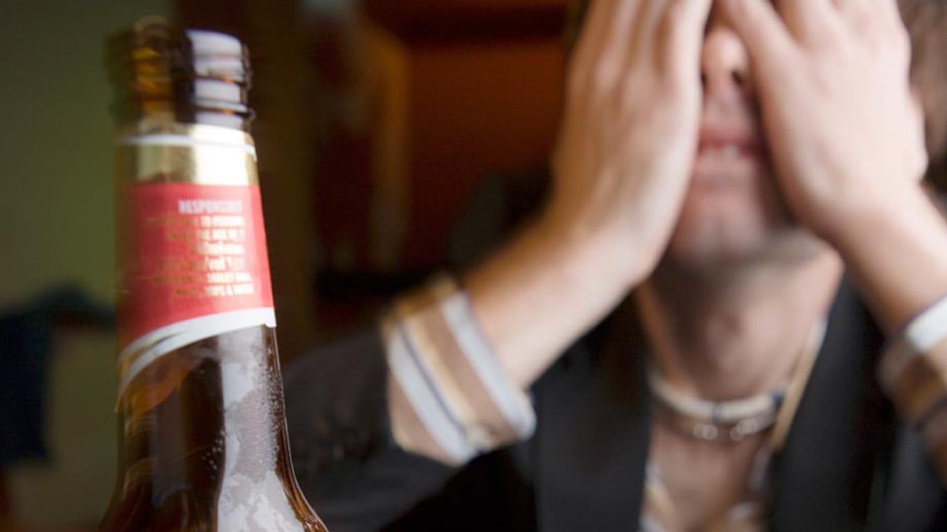 Alkohol wird oftmals unterschätzt: 2012 starben rund 15.000 Menschen an den Folgen von Alkoholmissbrauch.