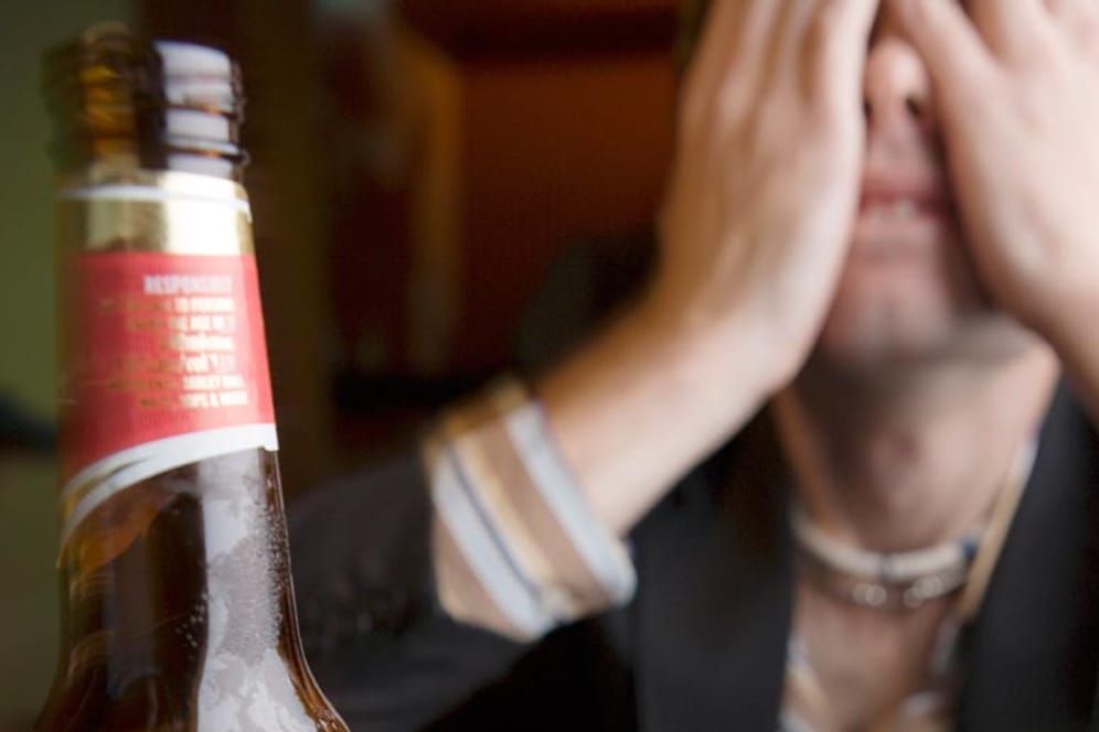 Alkohol wird oftmals unterschätzt: 2012 starben rund 15.000 Menschen an den Folgen von Alkoholmissbrauch.