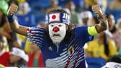 Japan steht bei der WM vor dem Vorrunden-Aus. Deshalb muss dieser Fan noch einmal besonders aggressiv seine Elf gegen Griechenland anfeuern.