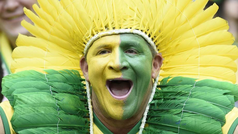 Grün und gelb sind die Farben der brasilianischen Fans. Das war übrigens nicht immer so. Nach dem verlorenen Weltmeisterschaftsfinale im Maracana 1950 wurden die damals weißen brasilianischen Trikots verbrannt. Danach sollte die gelb-grüne Farbauswahl einen Neuanfang symbolisieren. Dieses Mal soll es zu Hause besser laufen. Ob sich die Farben andernfalls erneut ändern?