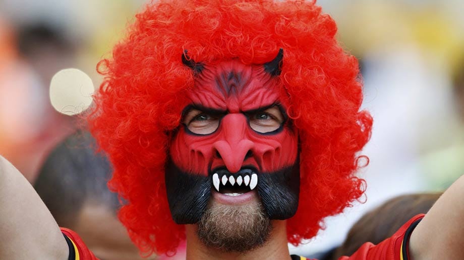 Dieser Fußballfreund hat den Spitznamen der belgischen Nationalmannschaft besonders ernst genommen. Die "Roten Teufel" will er so siegen sehen.