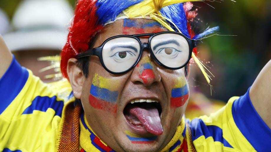 Hoffentlich kann dieser Ecuador-Fan durch seine Brille auch noch etwas vom Spiel sehen. Das merkwürdige Accessoire soll vermutlich die Augen von Ecuador-Coach Reinaldo Rueda darstellen.