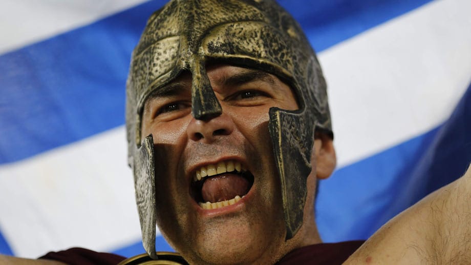 Ein griechischer Fan zeigt sich angriffslustig mit Soldatenhelm. Als besonders offensiv gilt die griechische Nationalmannschaft dagegen nicht.