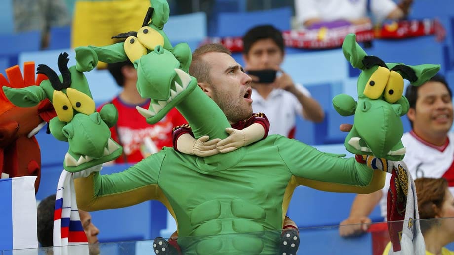 Hier ist nicht etwa Nessie zu Gast im Stadion. Vielmehr will der russische Fan wohl andeuten, dass es den brasilianischen Drachen zu bezwingen gilt, wenn eine Mannschaft den WM-Titel holen will.