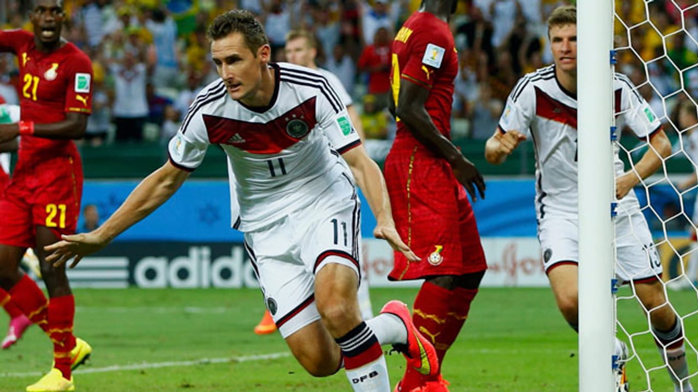 Der "ewige" Miro Klose trifft im zweiten WM-Gruppenspiel gegen Ghana zum 2:2-Endstand.