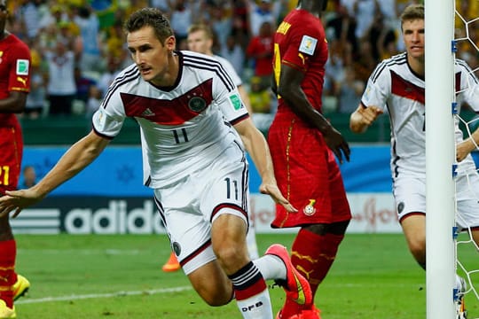 Der "ewige" Miro Klose trifft im zweiten WM-Gruppenspiel gegen Ghana zum 2:2-Endstand.