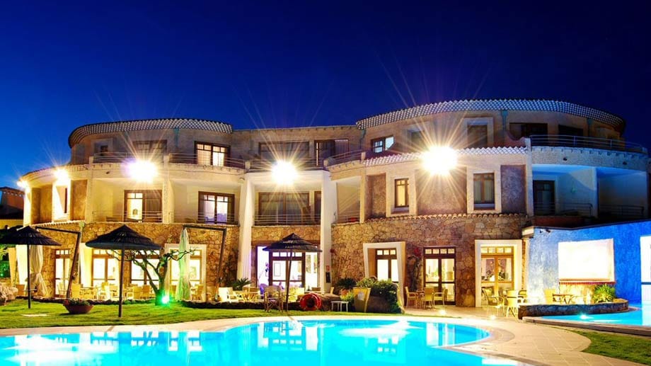 Abgelegen von Tourismushochburgen befinden sich sowohl das Haupthaus als auch die kleinen Villen im Garten des "Hotel Baia Caddinas" direkt am türkisblauen Meer.