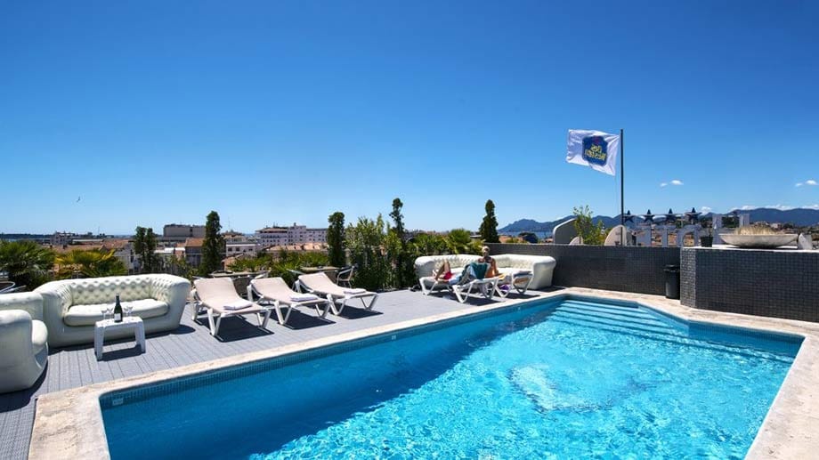 Eines der stilvollsten und ansprechendsten Hotels in der Glitzerwelt von Cannes ist das "Best Western Cannes Riviera". Absolutes Highlight ist der Swimmingpool mit Sonnenterrasse und Poolbar auf dem Dach des Hotels, von dem sich Gästen eine herrliche Aussicht auf die weite Bucht bis hin zu den rotbraunen Felsen des Esterel-Massivs bei St. Raphael bietet.