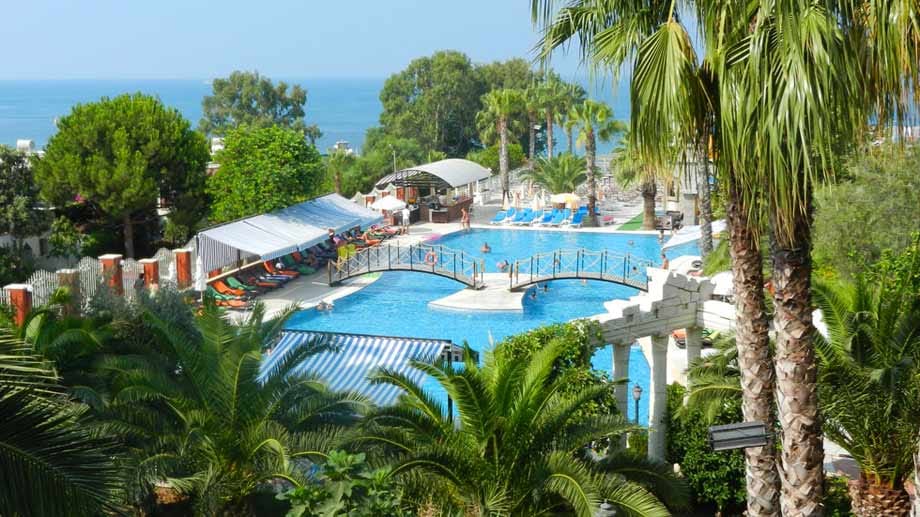 Das Ferienresort überzeugt mit seiner fantastischen Lage direkt am Meer. Besonders freuen sich die kleinen Gäste im Hotel "Thalia Beach Resort" über den großzügigen Swimmingpool mit Kinderbecken und zwei tollen Wasserrutschen.