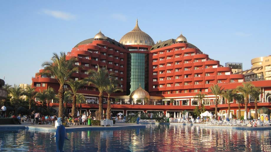 Die luxuriöse Hotelanlage "Delphin Palace" befindet sich in Lara, dem neuen Feriengebiet bei Antalya, direkt am weitläufigen Sandstrand der türkischen Riviera.