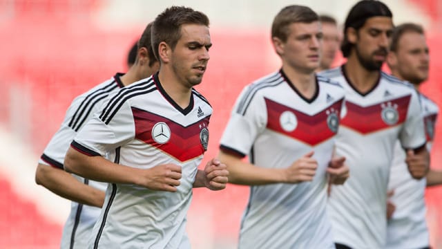 Für Taktik-Experte Titz gehören Philipp Lahm, Toni Kroos und Sami Khedira (v.li.) zu Deutschlands Schlüsselspielern. Für Taktik-Experte Titz gehören Philipp Lahm, Toni Kroos und Sami Khedira (v.li.) zu Deutschlands Schlüsselspielern.