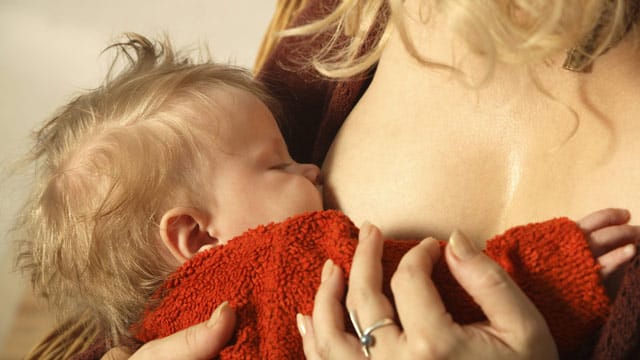 Muttermilch als Babynahrung ist sehr wichtig für die Entwicklung eines Kindes