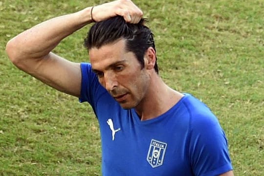 Aus in der Vorrunde: Italiens Torhüter Gigi Buffon kann es nicht fassen.