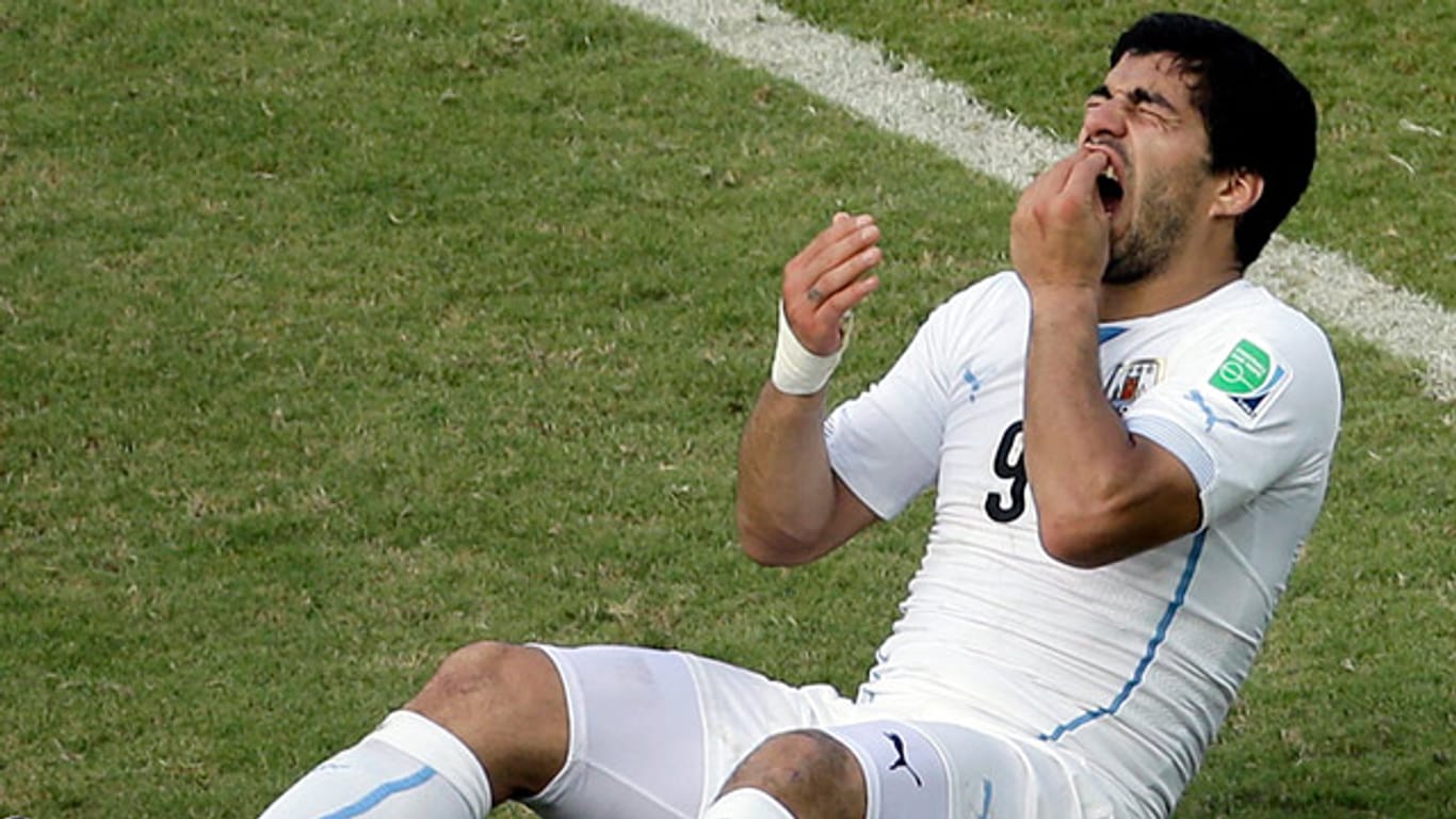 Schmerzen nach dem Schulterbiss: Luis Suarez.