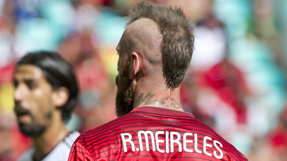 Raul Meireles aus Portugal dekoriert seinen Irokesen noch mit einem auffälligen Tattoo am Hals. Und das ist bei Meireles noch lange nicht alles.