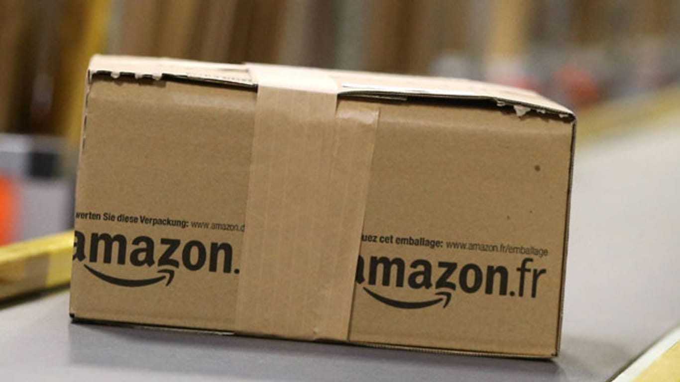 Amazon-Paket liegt auf einem Transportband