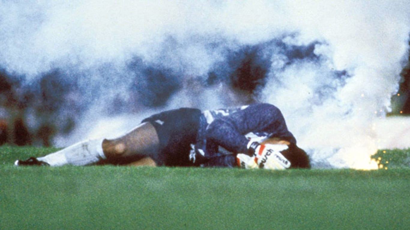 Chiles Torwart Roberto Rojas windet sich neben der Rauchbombe am Boden.