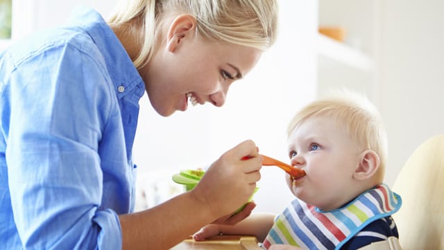 Etwa ab dem fünften Lebensmonat können Sie anfangen, Ihr Baby mit Brei zu füttern