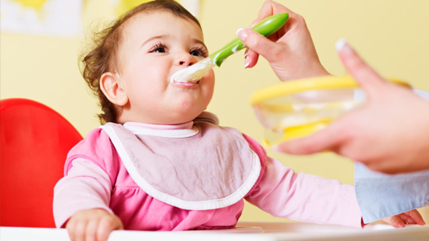 Babyernährung: Die Ernährungskommission der Deutschen Gesellschaft für Kinder- und Jugendmedizin hat ihre Empfehlungen aktualisiert.