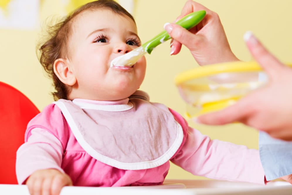 Babyernährung: Die Ernährungskommission der Deutschen Gesellschaft für Kinder- und Jugendmedizin hat ihre Empfehlungen aktualisiert.