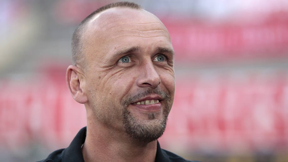 Holger Stanislawski übernimmt einen Supermarkt.