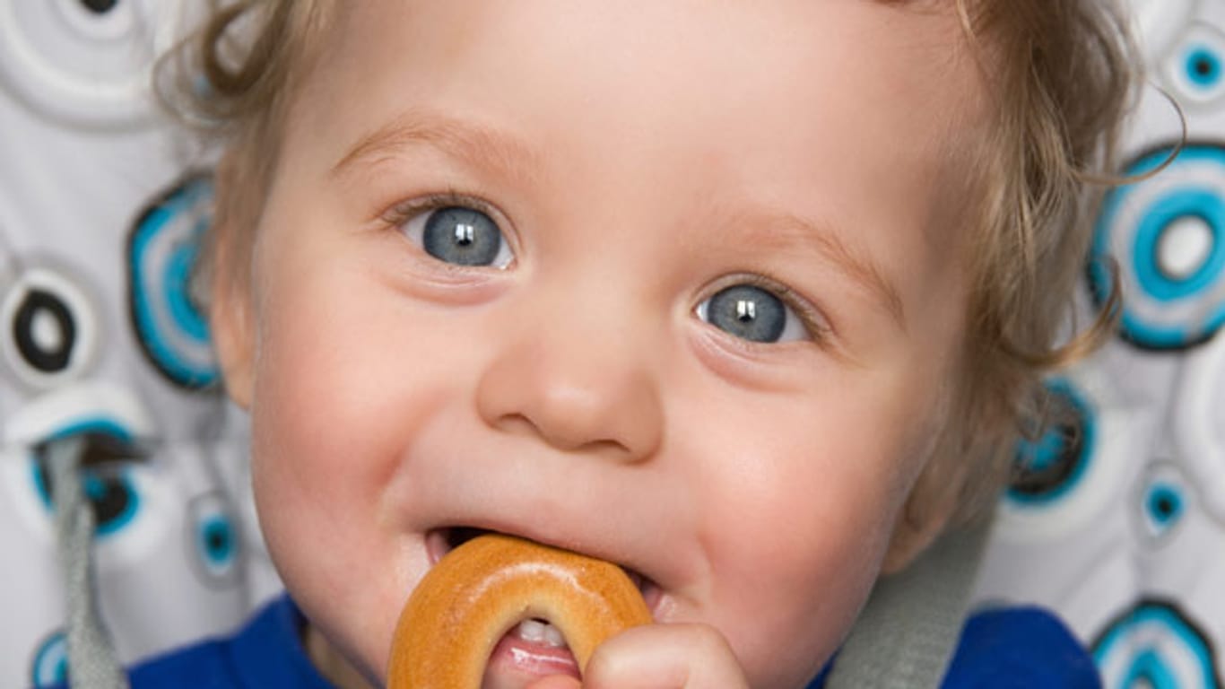 Wenn Ihr Baby zehn Monate alt ist, können Sie es langsam an feste Nahrungsmittel gewöhnen