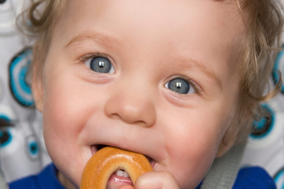 Wenn Ihr Baby zehn Monate alt ist, können Sie es langsam an feste Nahrungsmittel gewöhnen