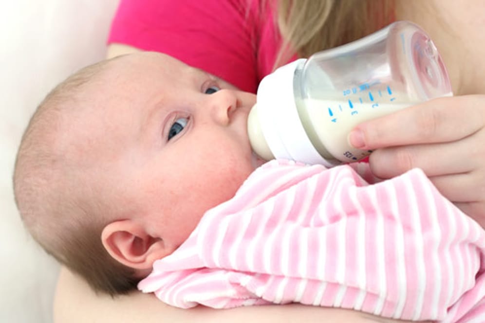 Als Kombination aus Flaschen- und Muttermilch gilt die Zwiemilchernährung